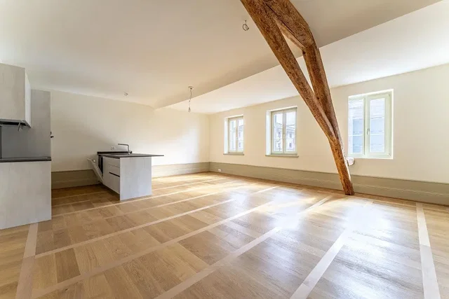 Kuchyňa; drevená podlaha, prirodzené svetlo, moderný štýl