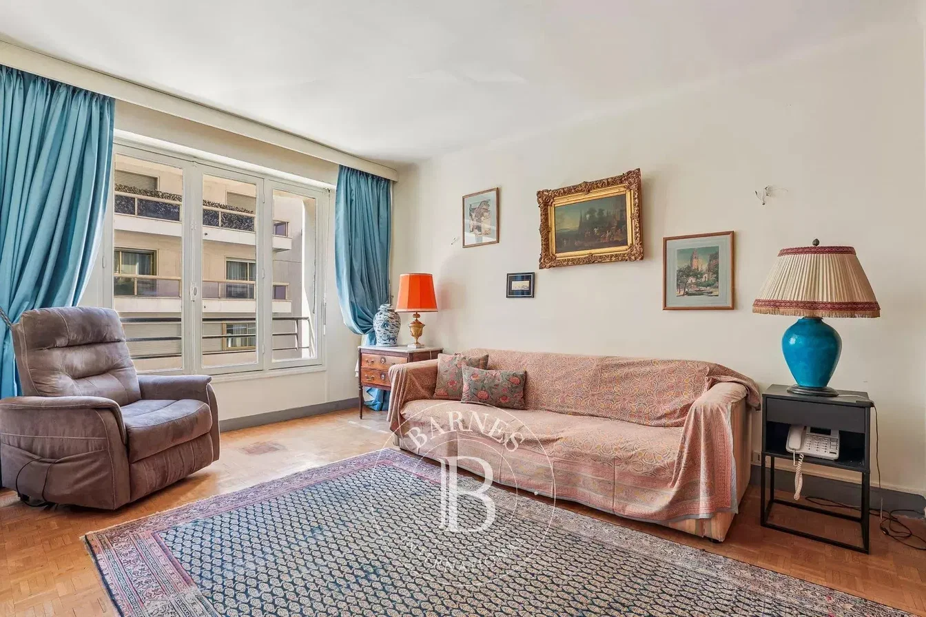 Living room; wood floor, natural light, modern style