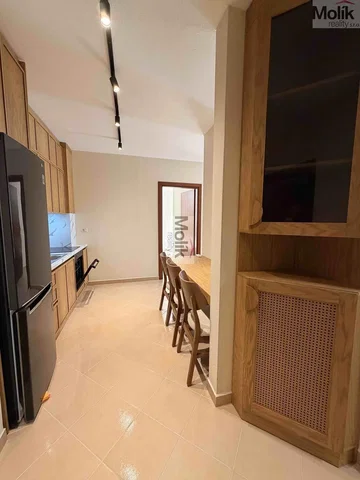 Kuchyňa; kuchynské spotrebiče, dlažba, prirodzené svetlo
