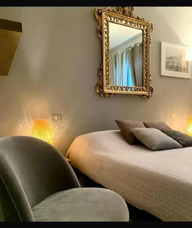 Quarto; estilo rústico, luz natural