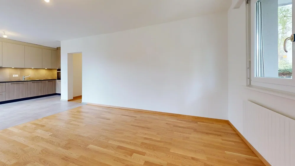 Soggiorno; pavimento in legno, luce naturale
