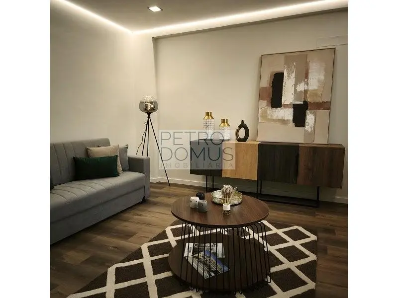 Oturma odası; ahşap zemin, modern stil, doğal ışık