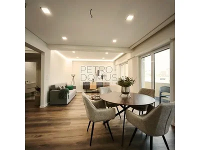 Oturma odası; ahşap zemin, doğal ışık, modern stil