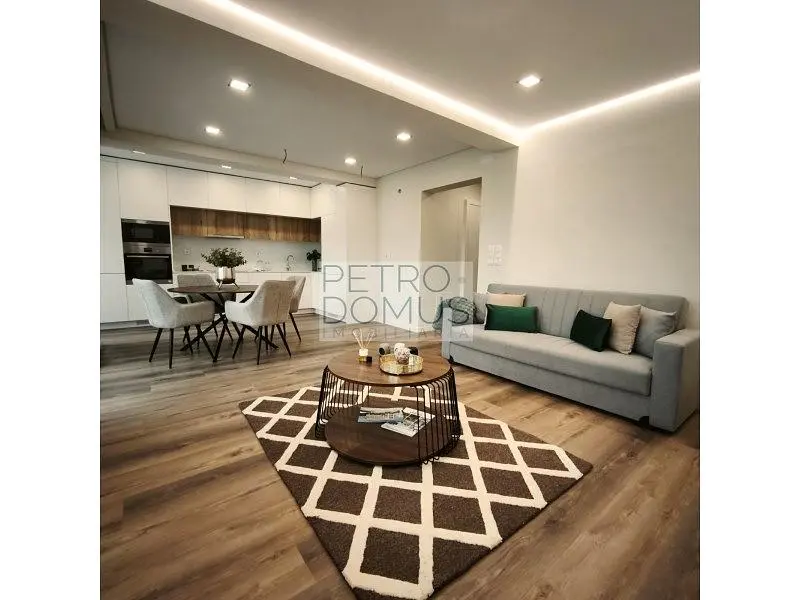 Oturma odası; ahşap zemin, doğal ışık, modern stil, tadilatlı