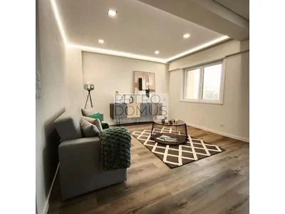 Oturma odası; ahşap zemin, doğal ışık, modern stil