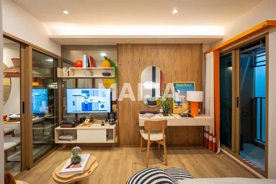 Salón; suelo de madera, luz natural, estilo moderno