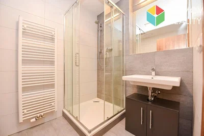 Banyo; fayans zemin, tadilatlı, doğal ışık