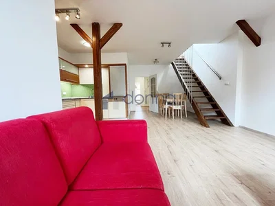 Salón; vigas de madera, suelo de madera, luz natural