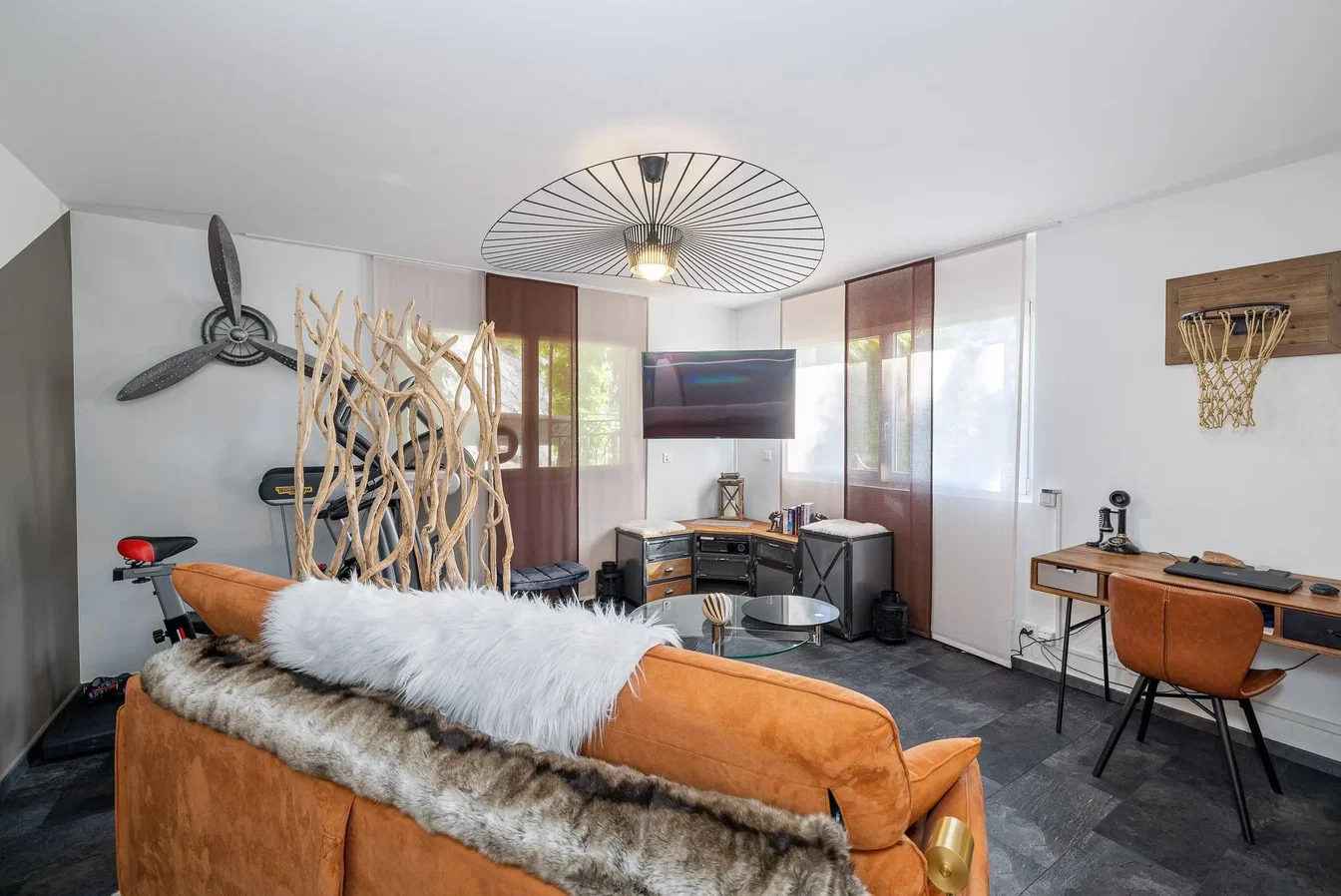 Wohnzimmer; moderner stil, holzboden, tageslicht