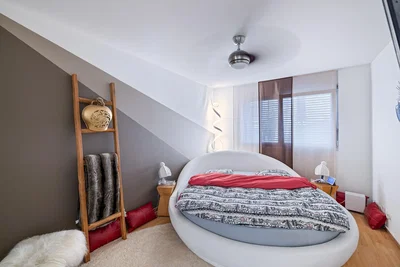 Schlafzimmer; tageslicht, holzboden