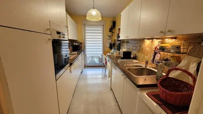 Cocina; electrodomésticos, suelo de baldosas, luz natural