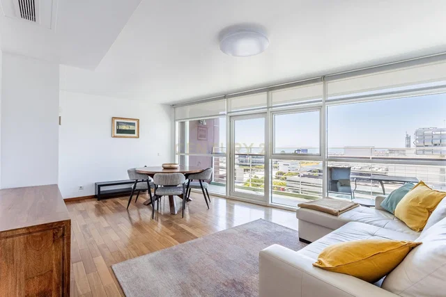 Woonkamer; uitzicht, houten vloer, natuurlijk licht, moderne stijl