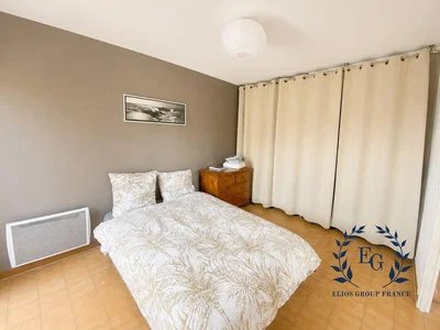 Dormitorio; suelo de baldosas, luz natural