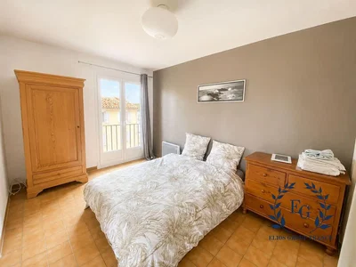 Dormitorio; suelo de baldosas, luz natural