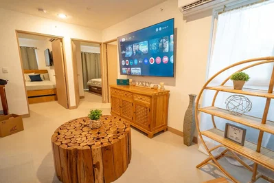 Obývací pokoj; přirozené světlo, rustikální styl, dřevěná podlaha