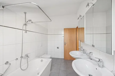 Bagno; pavimento in piastrelle, luce naturale