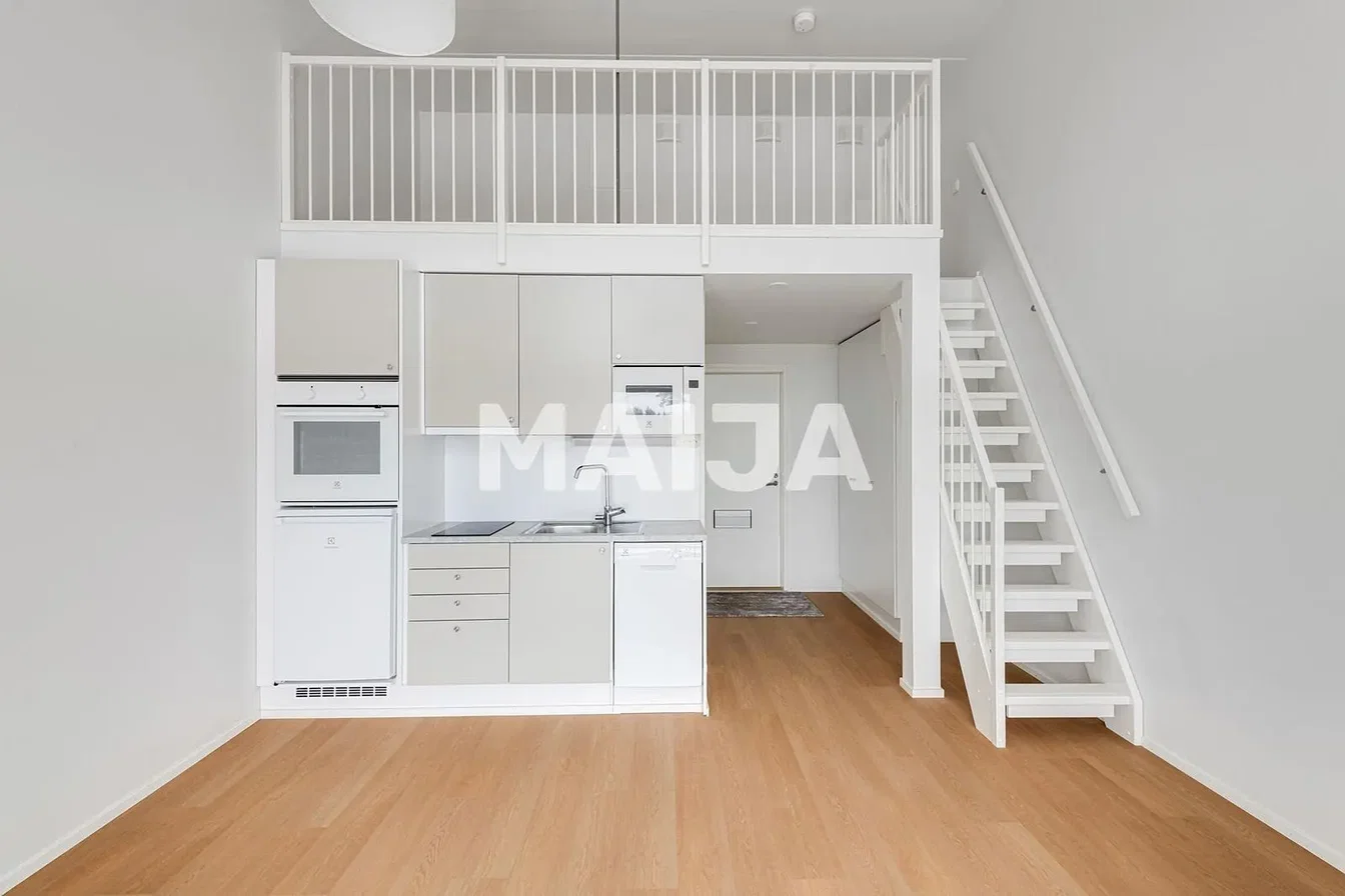 Cocina; electrodomésticos, suelo de madera, luz natural