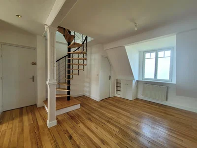 Altro; pavimento in legno, luce naturale