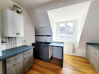 Cucina; pavimento in legno, luce naturale