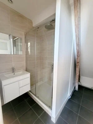 Bagno; pavimento in piastrelle, luce naturale