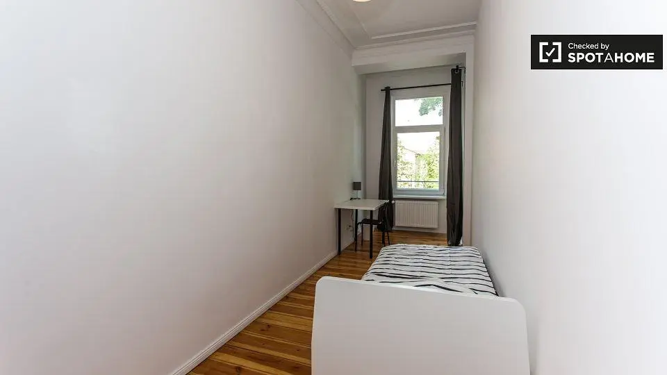 Quarto; chão de madeira, luz natural