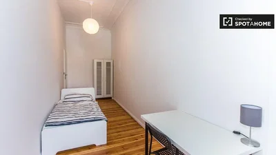 Quarto; chão de madeira, luz natural