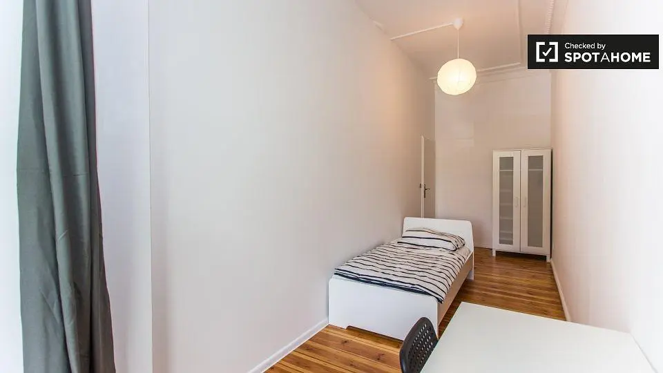 Quarto; chão de madeira, luz natural