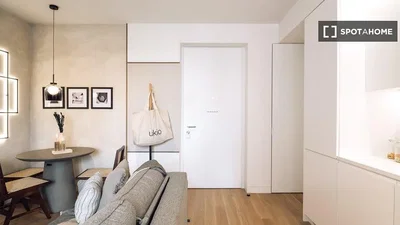Soggiorno; pavimento in legno, luce naturale, stile moderno