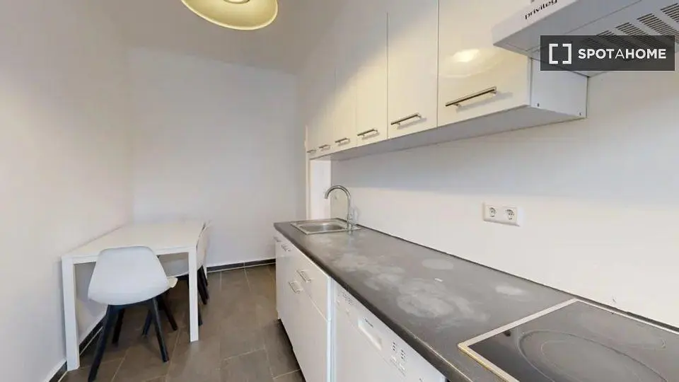 Cozinha; eletrodomésticos, chão de azulejo, luz natural
