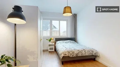 Quarto; luz natural, chão de madeira