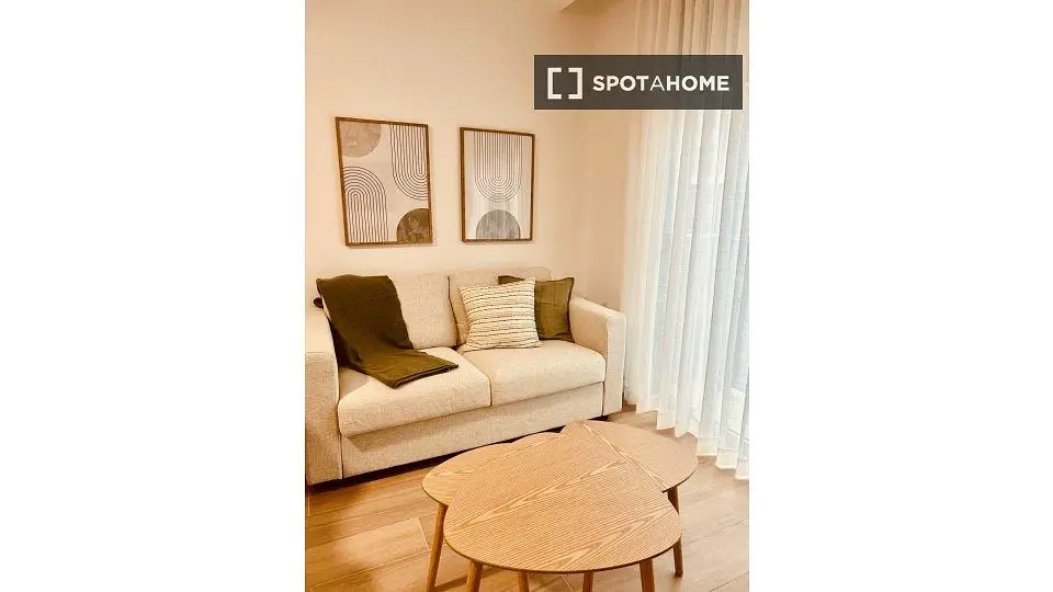 Oturma odası; doğal ışık, modern stil, ahşap zemin