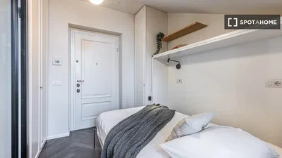 Schlafzimmer; holzboden, tageslicht