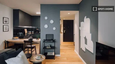 Wohnzimmer; küchengeräte, holzboden, tageslicht, moderner stil