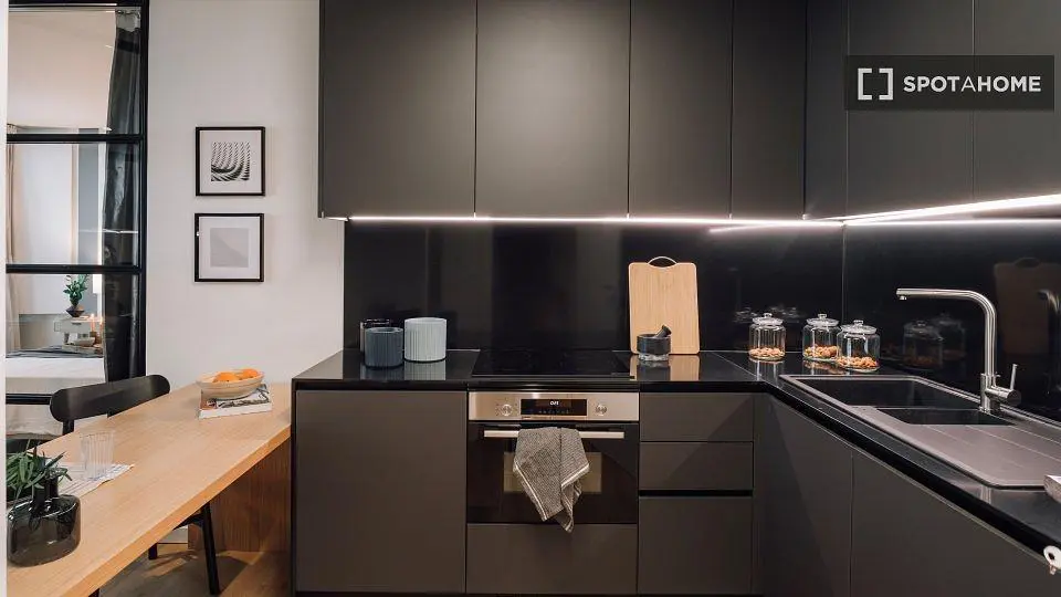 Küche; küchengeräte, holzboden, renoviert, tageslicht, moderner stil