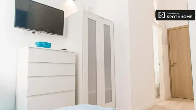 Quarto; luz natural, chão de madeira