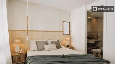 Schlafzimmer; tageslicht, moderner stil, holzbalken, renoviert