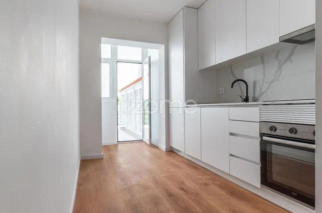 Küche; küchengeräte, holzboden, tageslicht, moderner stil, renoviert