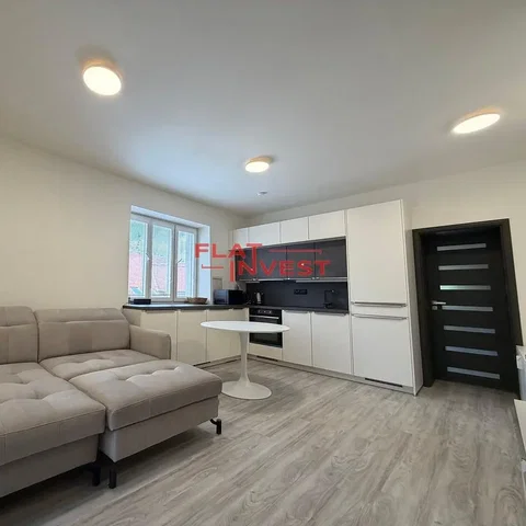 Wohnzimmer; küchengeräte, tageslicht, holzboden, renoviert