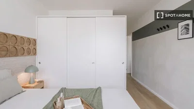 Schlafzimmer; holzboden, tageslicht