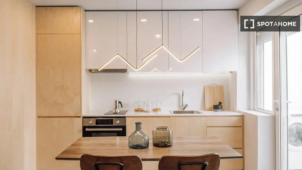 Küche; küchengeräte, holzboden, tageslicht, moderner stil
