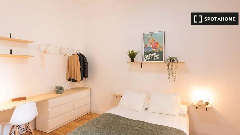 Schlafzimmer; tageslicht, holzboden