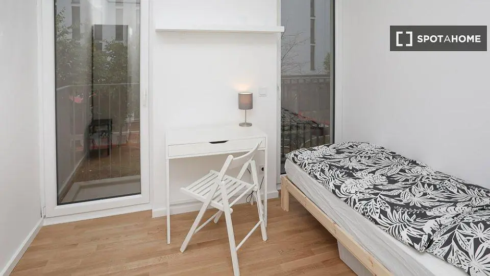 Schlafzimmer; holzboden, tageslicht