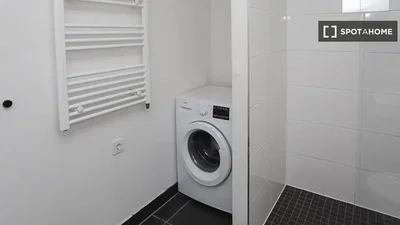 Toilette; fliesenboden, warmwasserbereiter