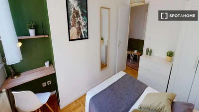 Schlafzimmer; holzboden, tageslicht, moderner stil