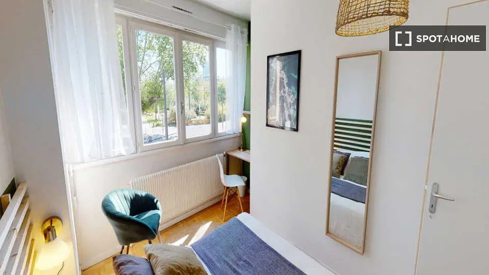 Schlafzimmer; tageslicht, holzboden