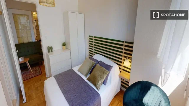 Schlafzimmer; tageslicht, holzboden
