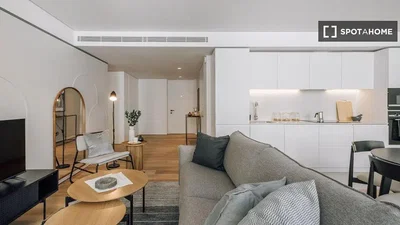 Wohnzimmer; moderner stil, holzboden, tageslicht, küchengeräte