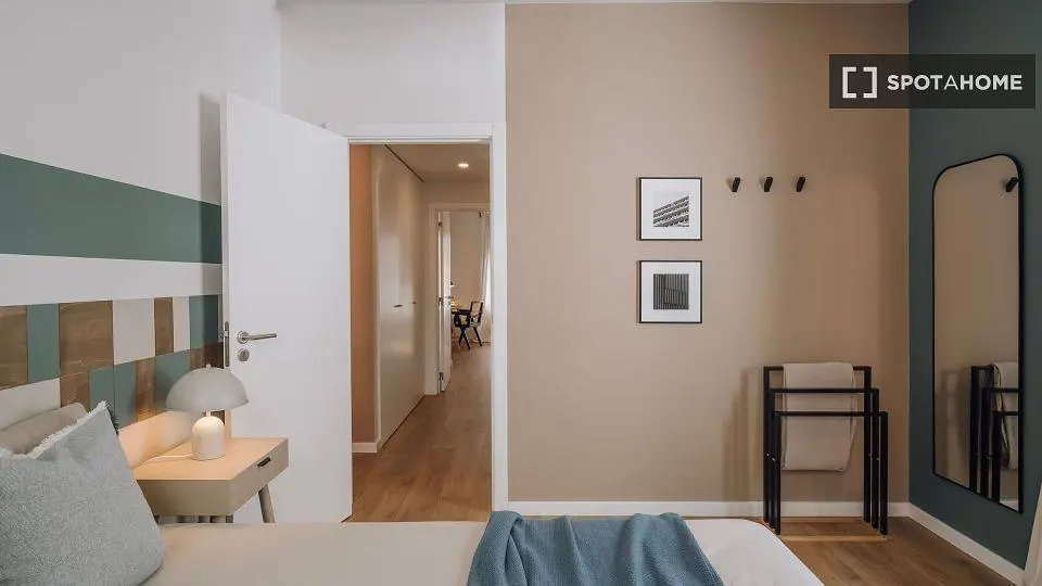 Schlafzimmer; holzboden, tageslicht