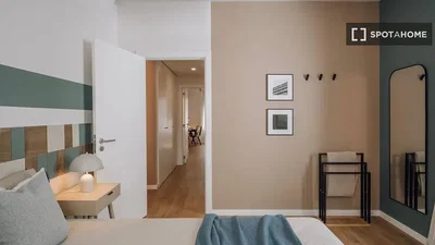 Schlafzimmer; holzboden, tageslicht