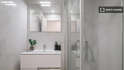 Badezimmer; fliesenboden, tageslicht, renoviert